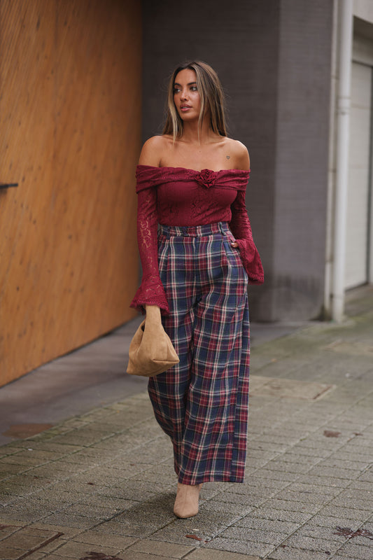 Blusa off shoulder c/ flor - bordeux