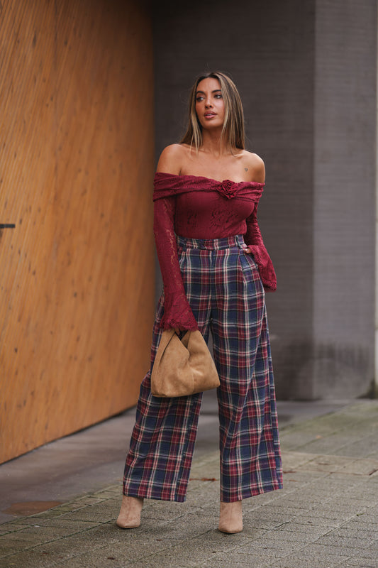 Blusa off shoulder c/ flor - bordeux