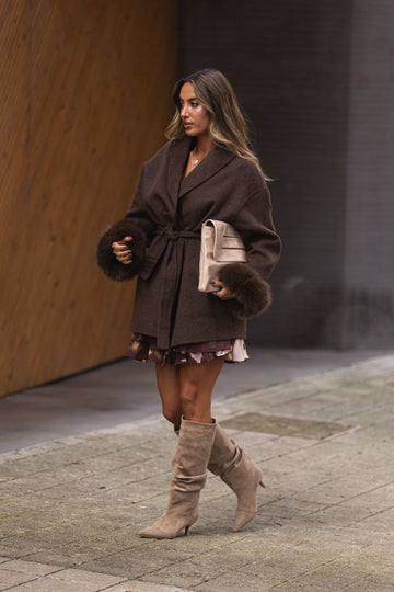 Casaco em fazenda curto - castanho