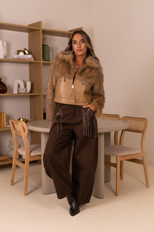 Casaco curto em ecopele c/ pêlo camel