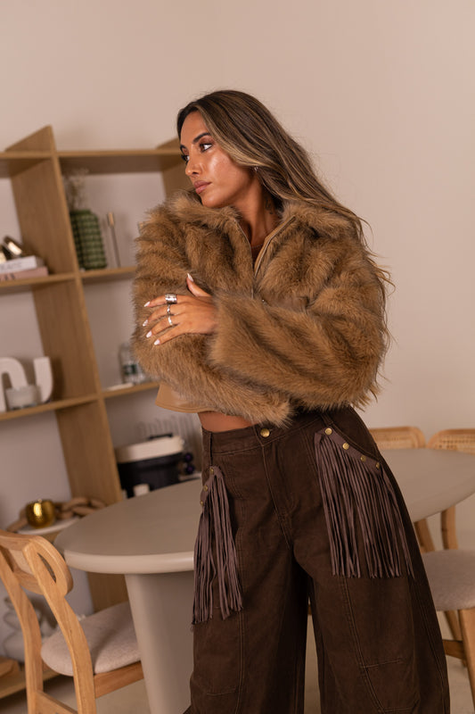 Casaco curto em ecopele c/ pêlo camel